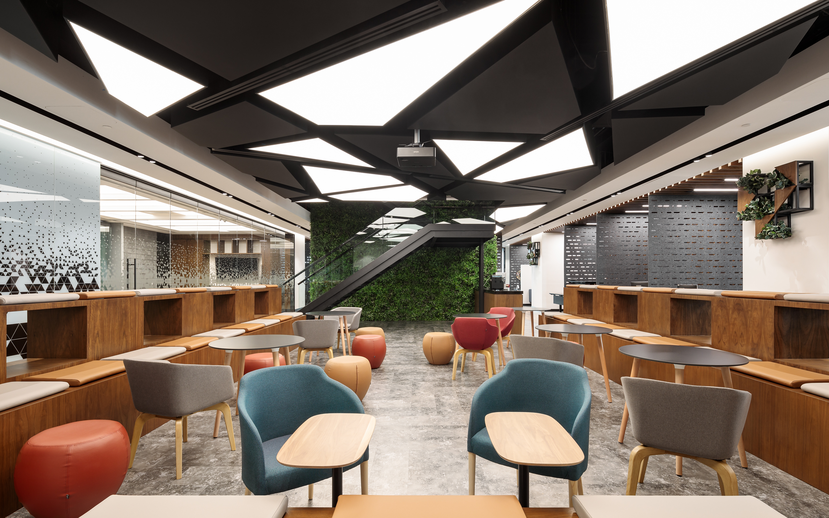 Proyecto corporativo — oficina contemporánea